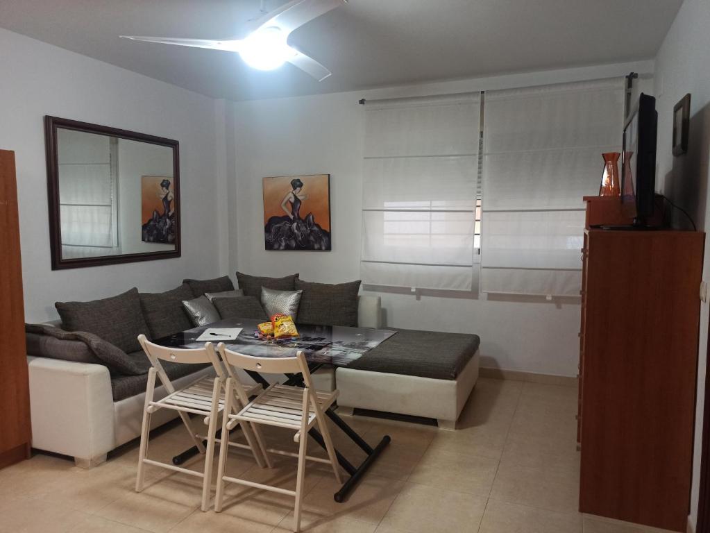 马拉加Apartamento Teatinos Universidad的客厅配有沙发和桌子
