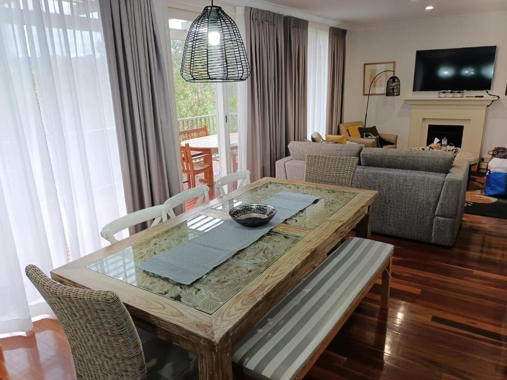 波高尔宾Cypress Lakes Villa Domenica的客厅配有桌子和沙发