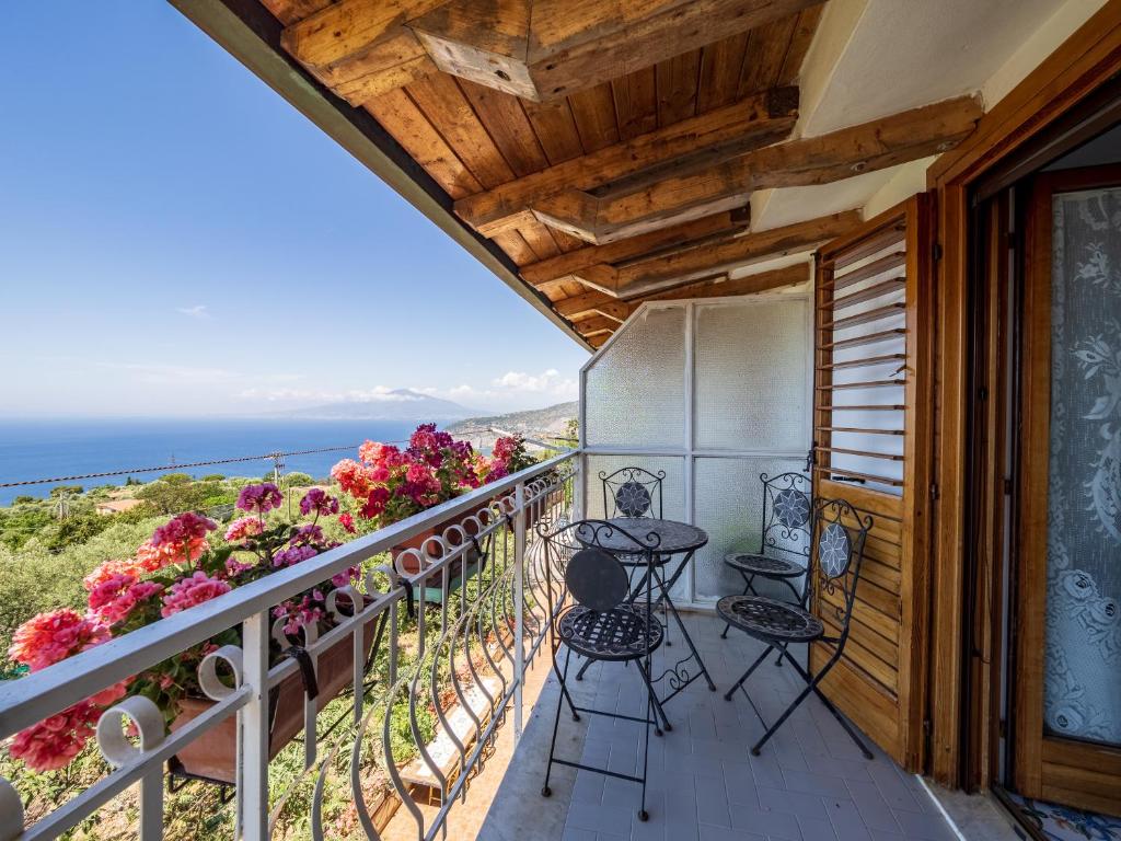 索伦托Il Sogno di Lorna的阳台配有椅子,享有海景。