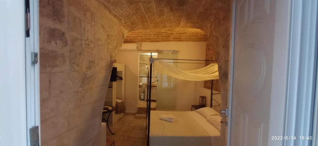 巴里Abbazia Degli Svevi的一间位于客房内的带白色浴缸的浴室