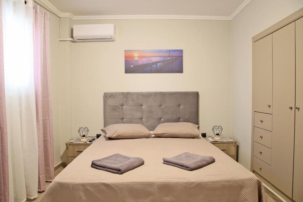 斯巴达Comfortable apartment near Athens Airport!!的一间卧室配有一张带两个枕头的床