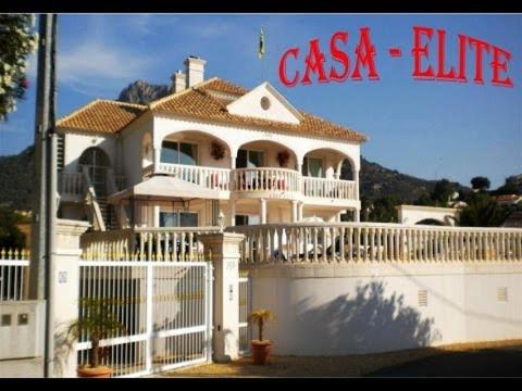 卡尔佩Casa Elite的白色的大房子,有白色的围栏