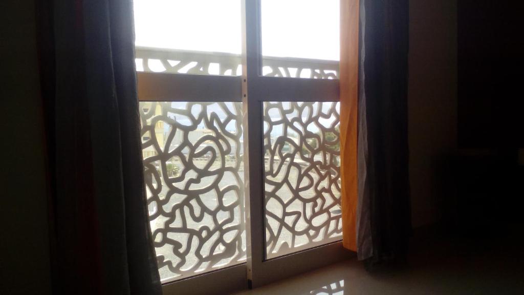 明德卢Appart Chris Mindelo的开放式窗户,享有阳台的景色