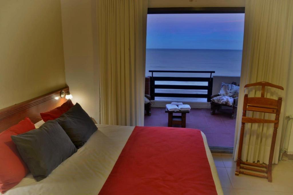 格塞尔镇Intersur Villa Gesell的一间卧室设有一张床,享有海景