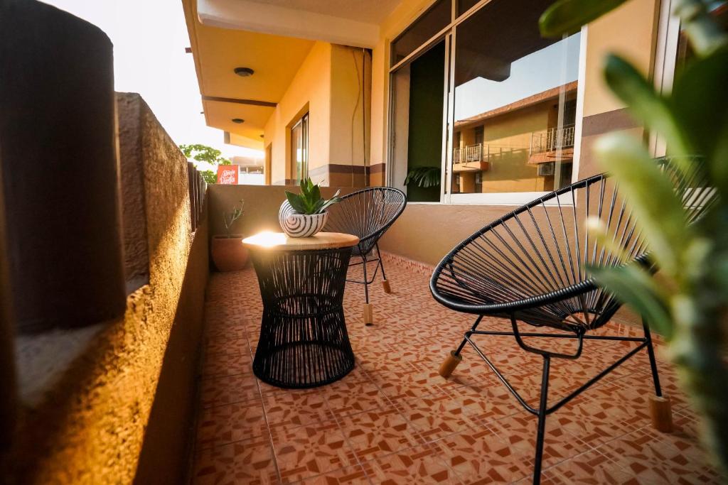 锡瓦塔塔内霍Hotel Casa Arena的阳台配有两把椅子和一张桌子,种植了植物