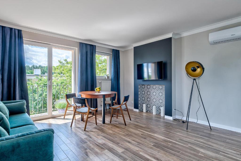 苏普拉希尔Apartament Wschodni的蓝色的客厅配有桌椅