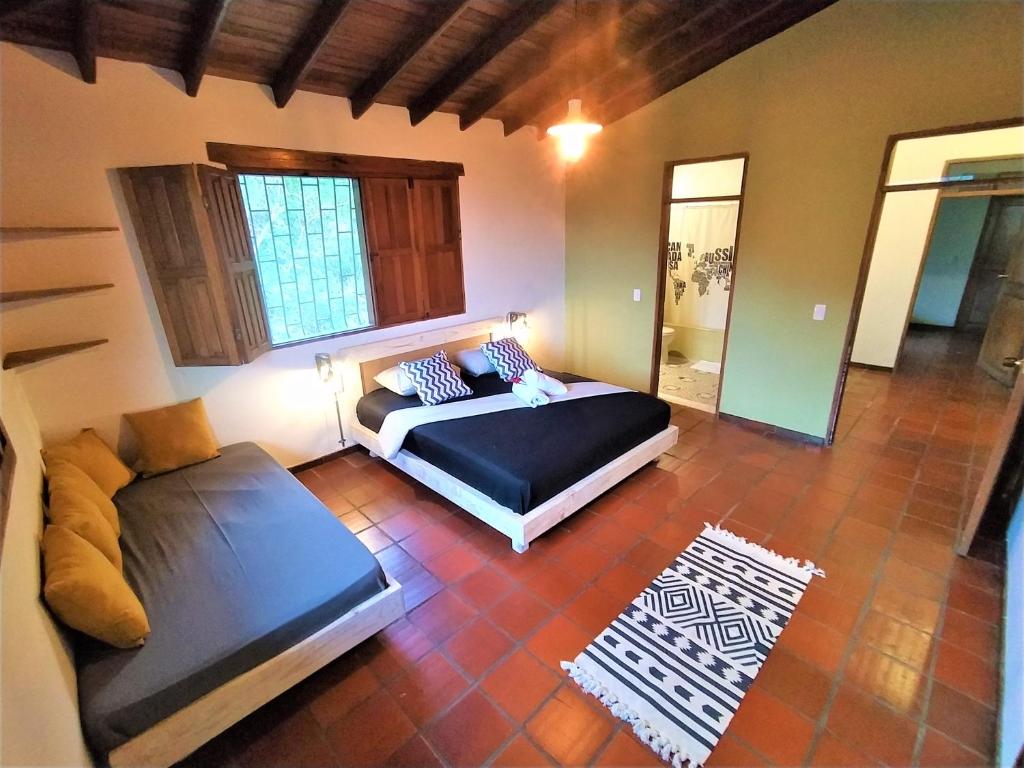 米卡Finca Hostal Bolivar - Casa Quinta的一间卧室配有一张床和一张沙发