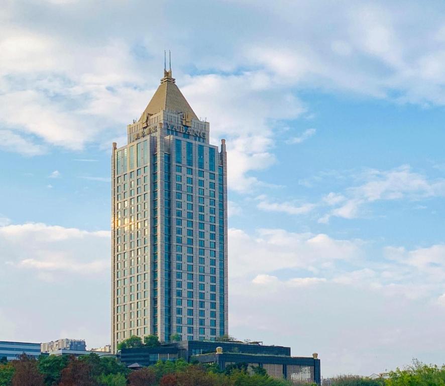 龙岗深圳雅邦朗悦国际酒店的一座高耸的摩天大楼,上面有屋顶