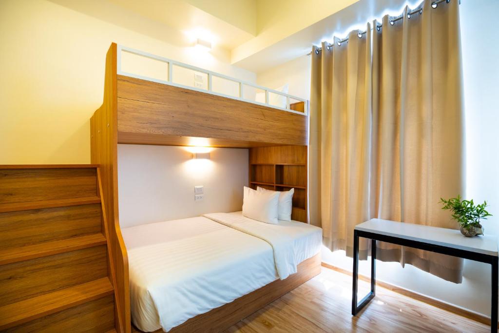 马尼拉MySpace Hotel Comembo Taguig的一间卧室配有双层床和书桌
