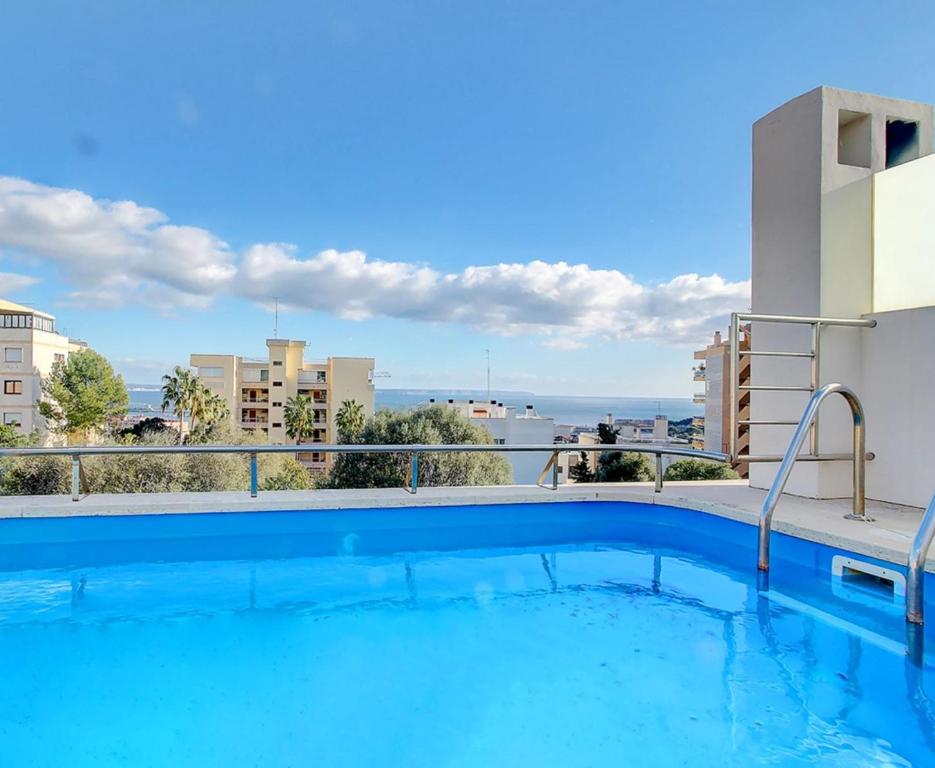 马略卡岛帕尔马Villa Bonanova Style的游泳池位于公寓的阳台上
