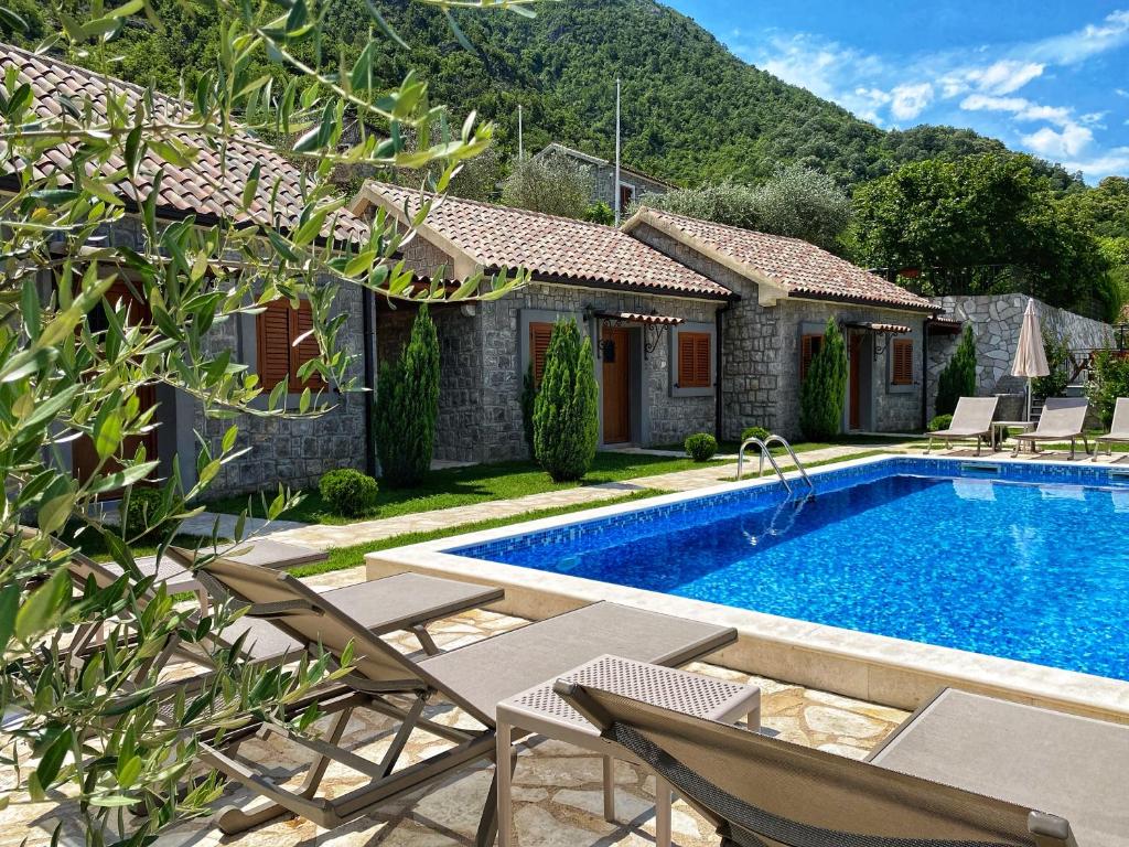 威尔帕扎Eco Villas Merak的一座带游泳池和房子的别墅