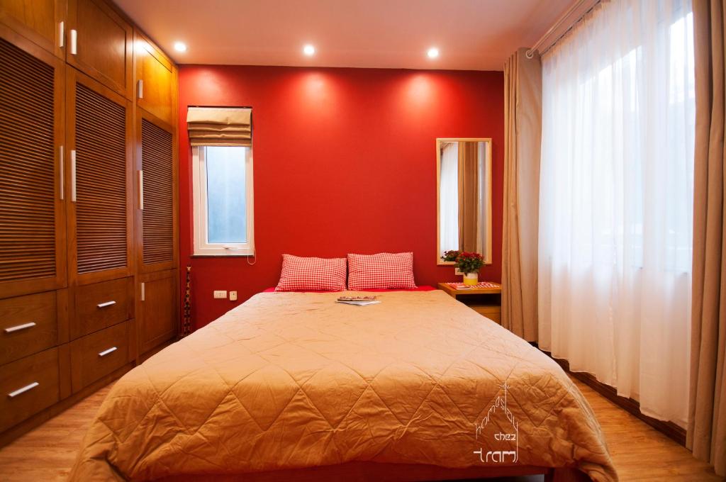 河内切艾兹电车民宿的一间卧室设有一张红色墙壁的大床