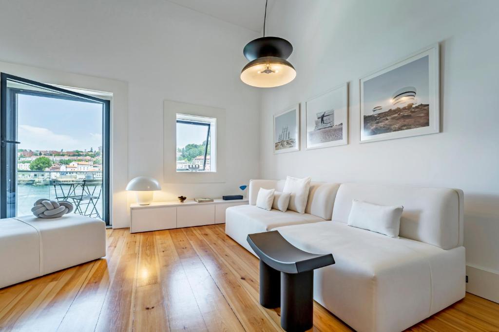 加亚新城Art Douro Historic Distillery的客厅配有白色的沙发和桌子