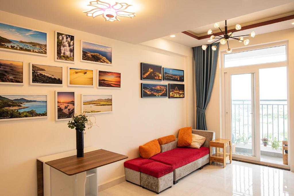 Kinh DinhPhan Rang City View Homestay的客厅设有红色的沙发和窗户。
