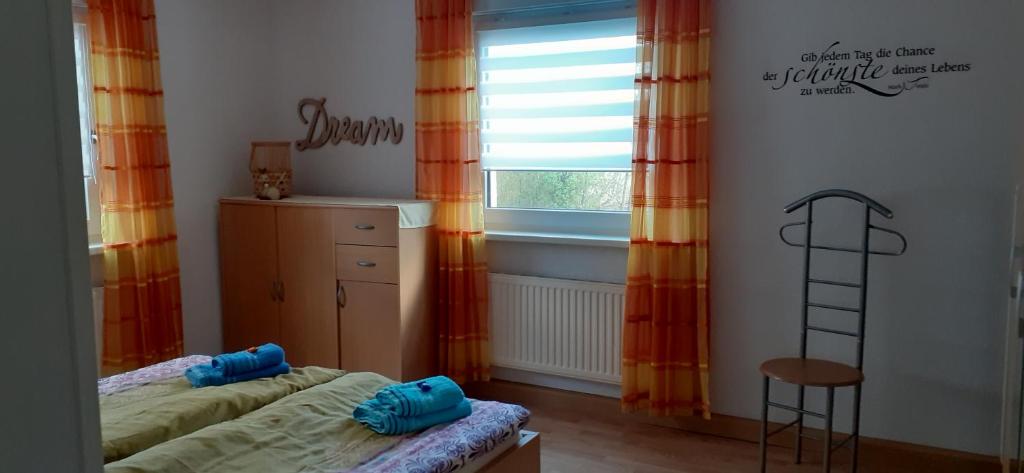 皮尔纳Ferienwohnung Familie Thiedemann的一间卧室设有一张床和一个窗口