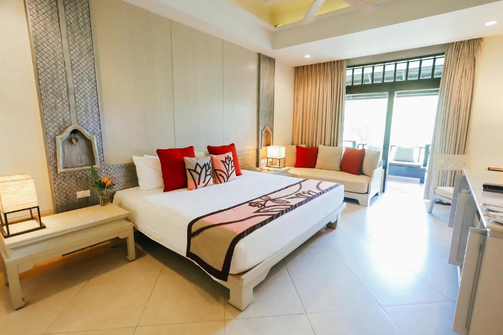 曾蒙海滩Melati Beach Resort & Spa的一间带大床的卧室和一间客厅