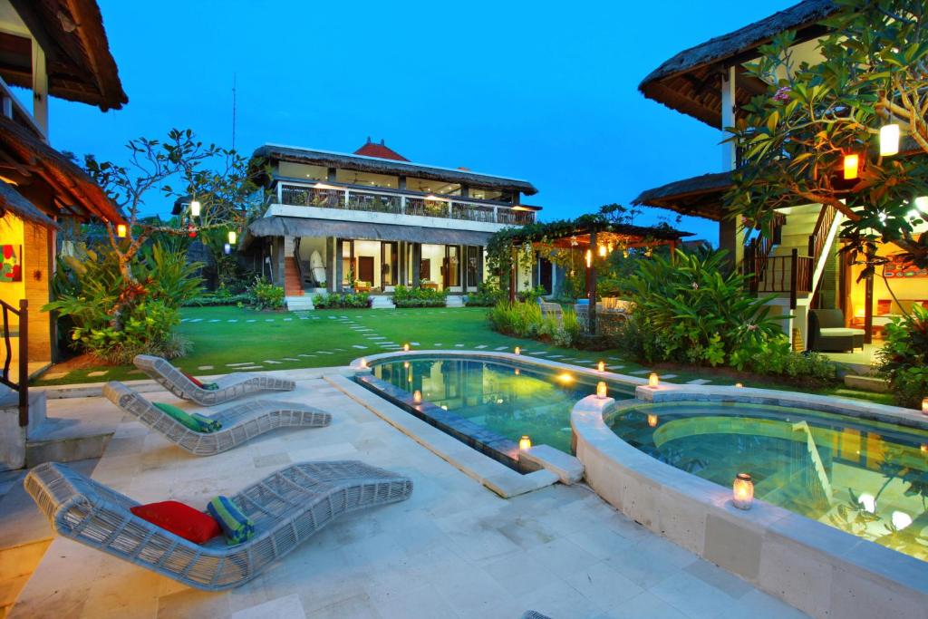金巴兰巴厘岛舞蹈山峰美式旅馆的一座带游泳池和躺椅的房屋