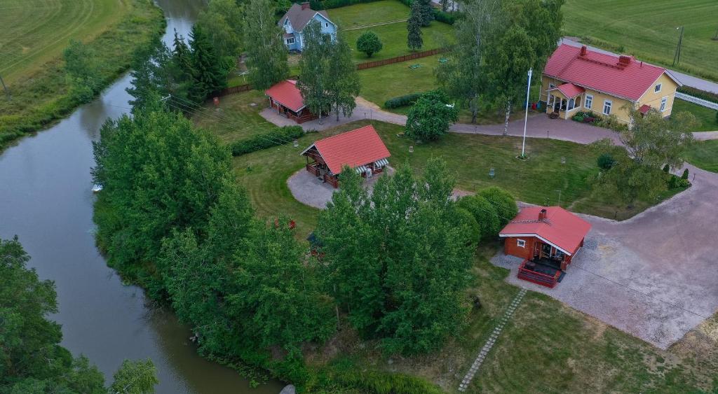拉平耶尔维西尔瓦斯塔度假屋的河边有红色屋顶的房子
