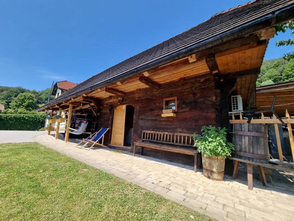 博德森特克Počitniška hišica Žagar的前面设有长凳的木屋