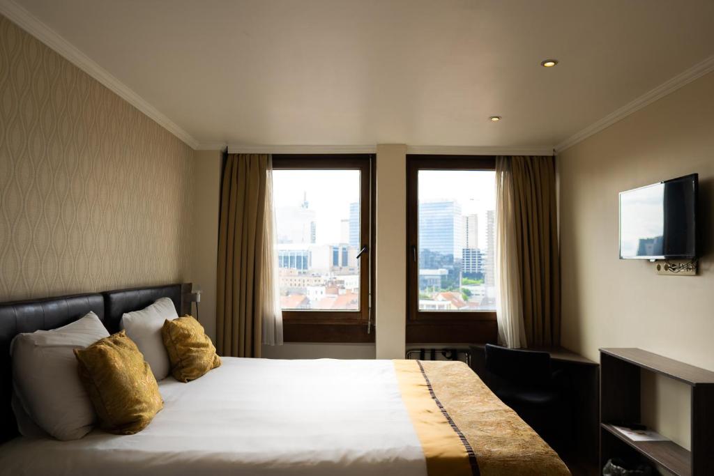 布鲁塞尔赫尔梅特酒店的酒店客房设有一张床和两个窗户。