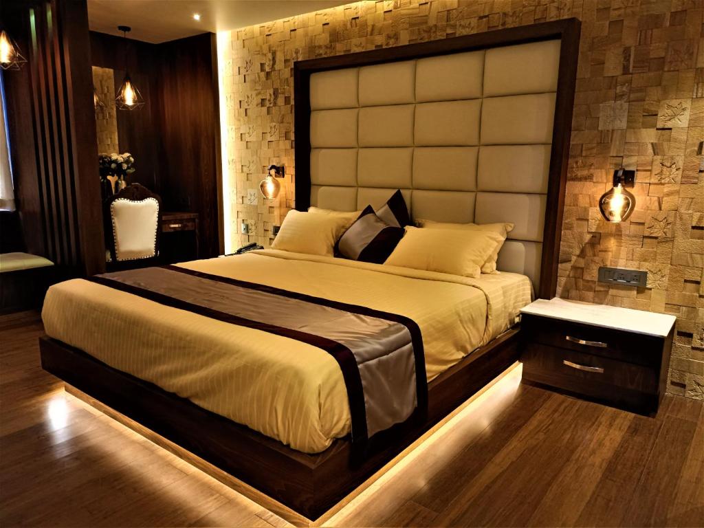 科钦Retrieve Health & Wellness的一间卧室配有一张大床和大床头板