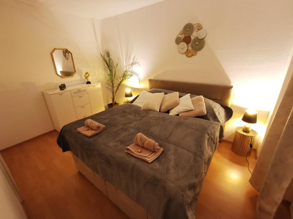 卡塞尔Schöne 3-Zimmer Erdgeschosswohnung am Bergpark,Unesco,Therme,Train, Wilhelmshöher Allee 329的一间卧室配有一张床,上面有两条毛巾