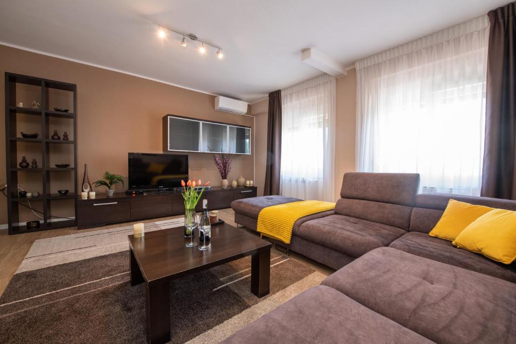 奥帕提亚Apartman Sanja Opatija的带沙发和电视的客厅