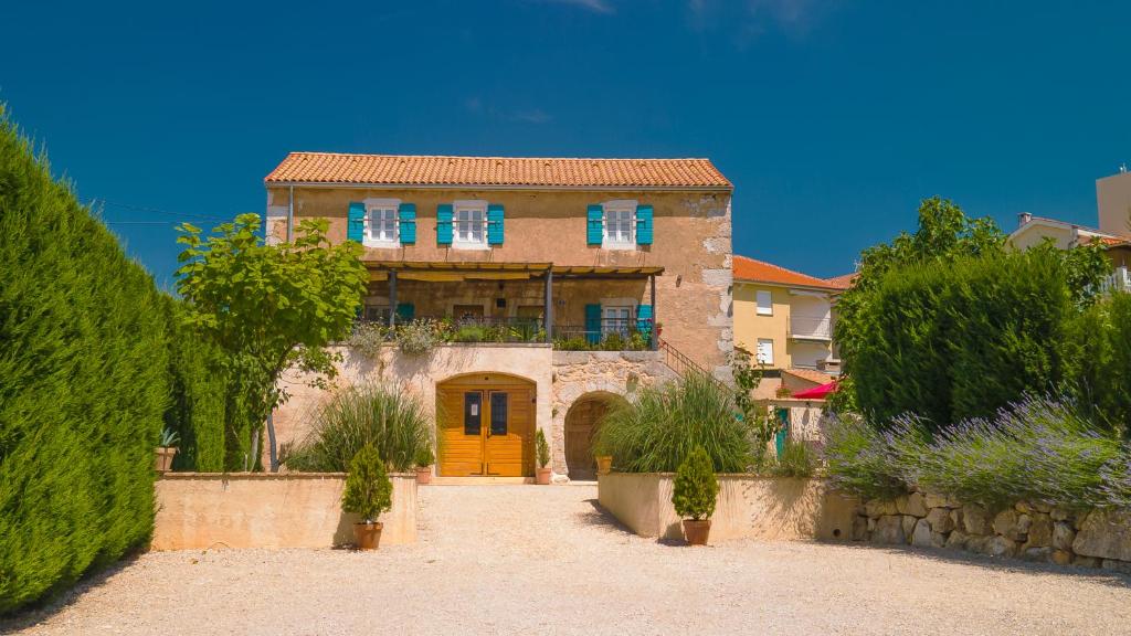 马林斯卡Villa Ca'Pietra, rustic stone house的院子中一扇黄色门的大房子
