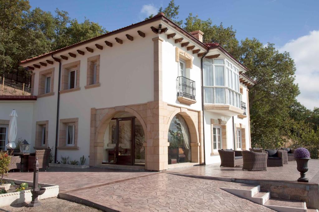 ProañoVilla Liguardi的一间大型白色房子,设有入口