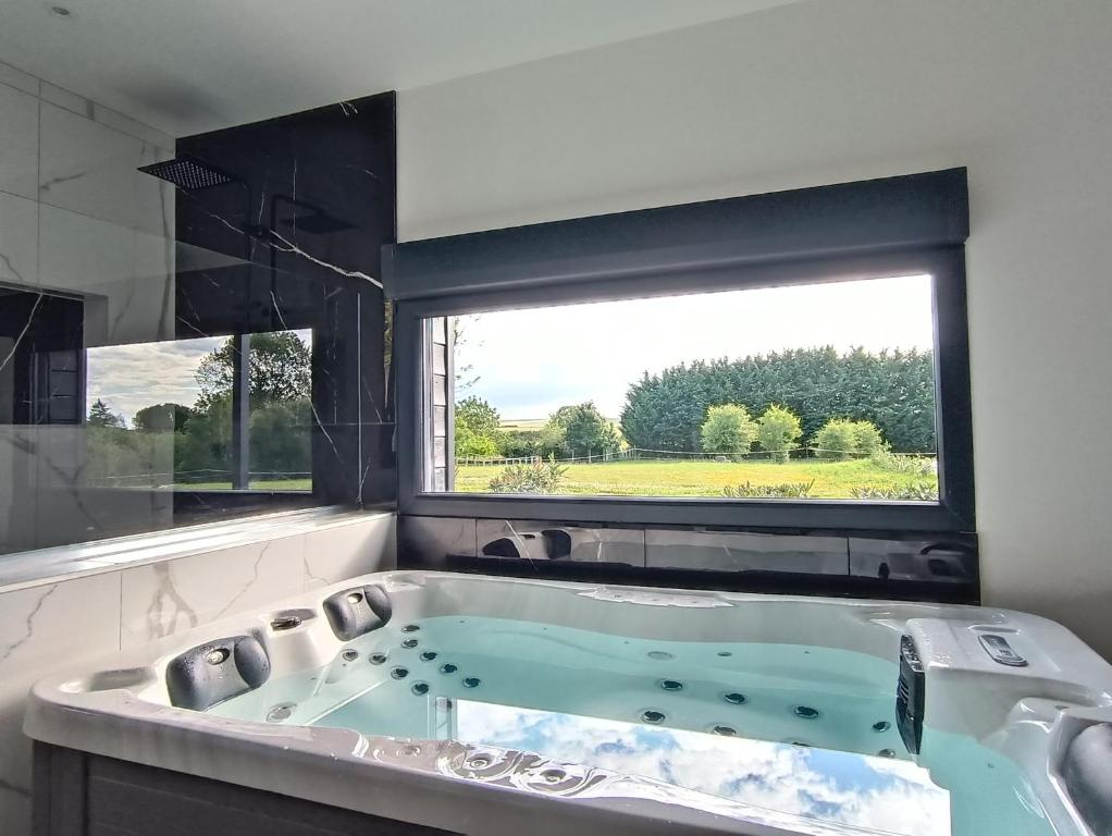 鲁伊萨塞Préstige的一间带大窗户的浴室内的大浴缸