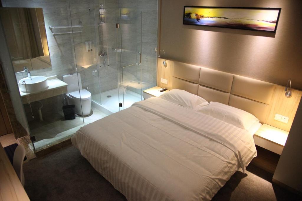 上海上海子鱼居南京东路店的一间卧室设有淋浴、一张床和一个水槽。