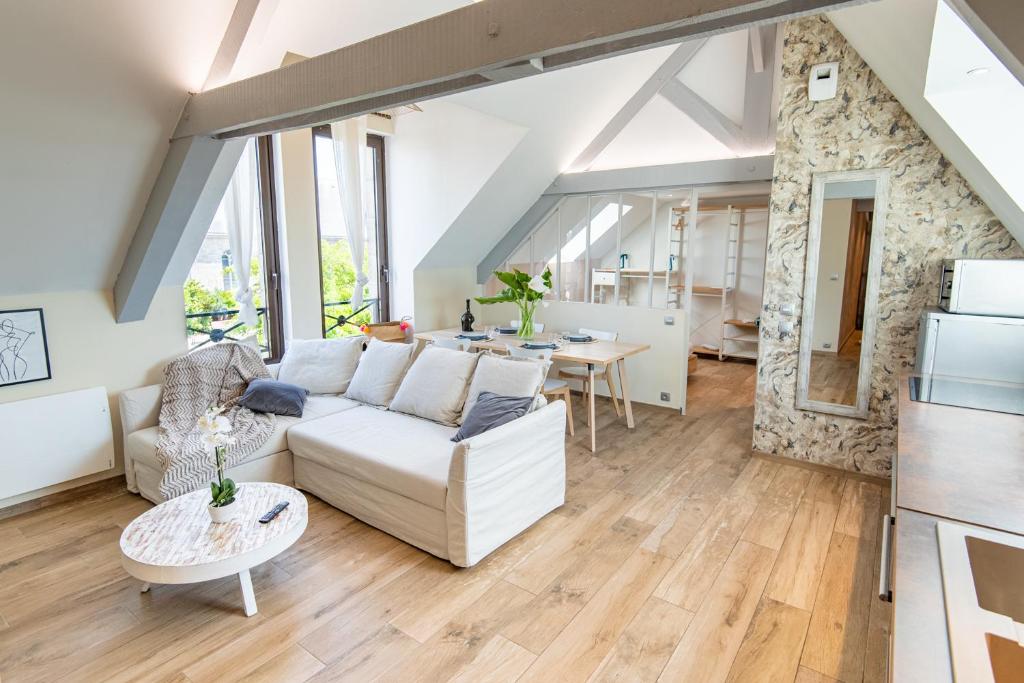 吉代勒Loft cosy et lumineux, centre bourg par Groom*的客厅配有白色的沙发和桌子