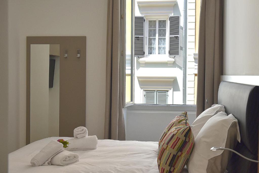 巴斯蒂亚Hôtel Continental的一间卧室设有一张床和一个大窗户