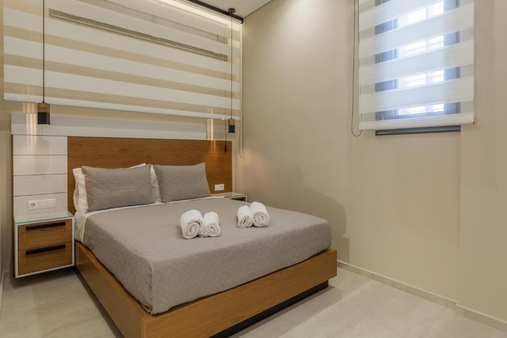 海若克利欧Athena Apartment的一间卧室配有一张床,上面有两条毛巾