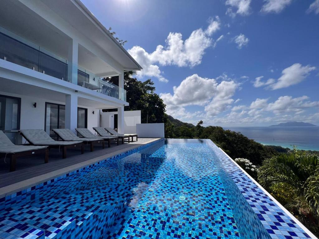 博瓦隆Paradise Heights Luxury Apartments & Villa的别墅 - 带海景游泳池