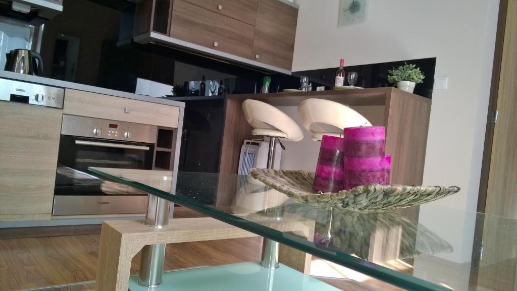 布达佩斯佩图公寓的厨房里的一个玻璃桌,上面有紫色的蜡烛