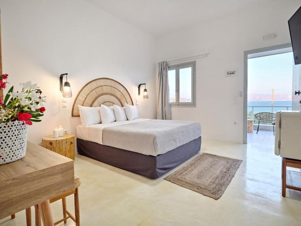 基莫洛斯岛Bonatsa Beach House的一间卧室配有一张床,享有海景