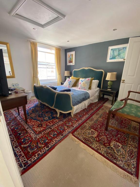 马盖特28 King Street的一间卧室配有一张床、一把椅子和地毯