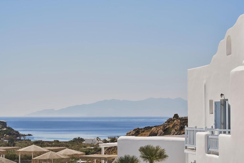 天堂海滩天堂景酒店的从白色建筑的侧面欣赏海景