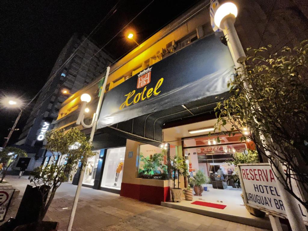 里韦拉乌拉圭布瑞斯丽酒店的夜幕降临的城市街道上的小店