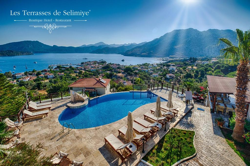 塞利米耶瑟利米耶酒店的一个带椅子的游泳池,享有水景