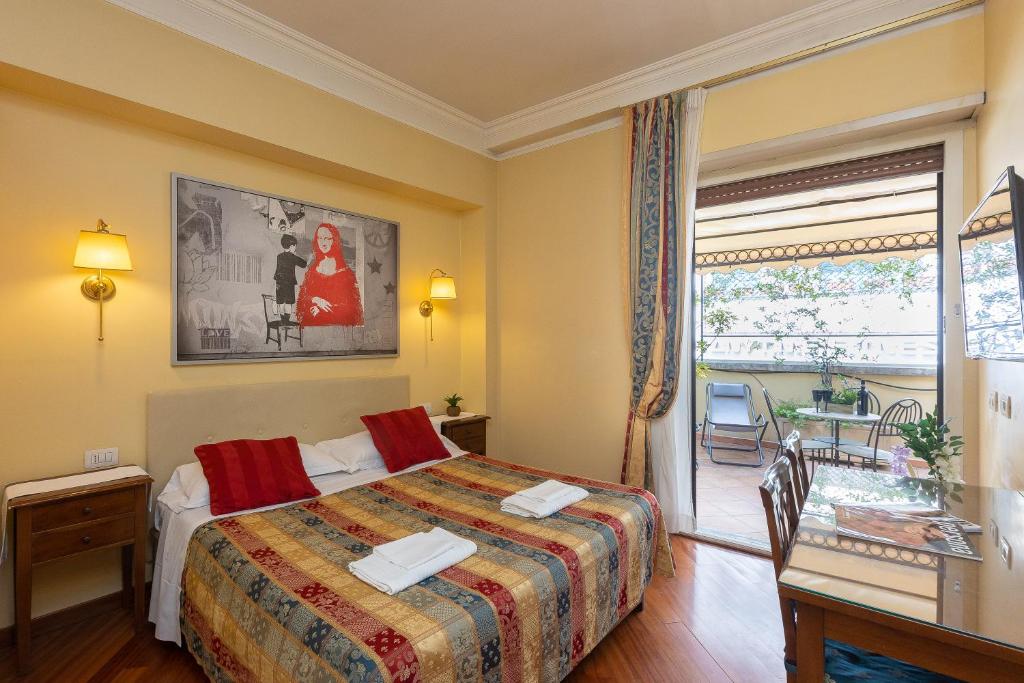 罗马因特诺豪华酒店的酒店客房设有床和窗户。
