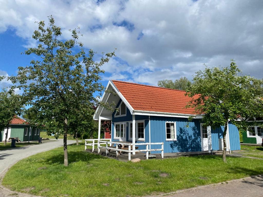 HemmoorTHE KREIDESEE 47 - Hemmoor的一座蓝色的小房子,拥有橙色的屋顶