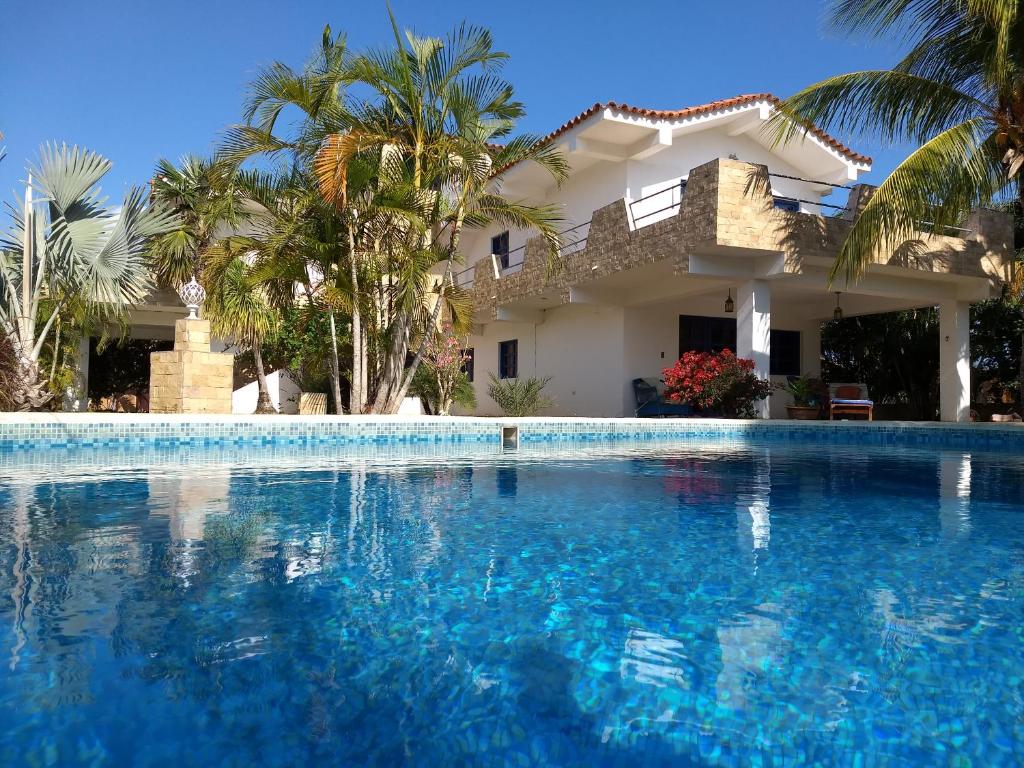 El CardónVilla Cocuyo - Studios & Apartments的房屋前的大型游泳池