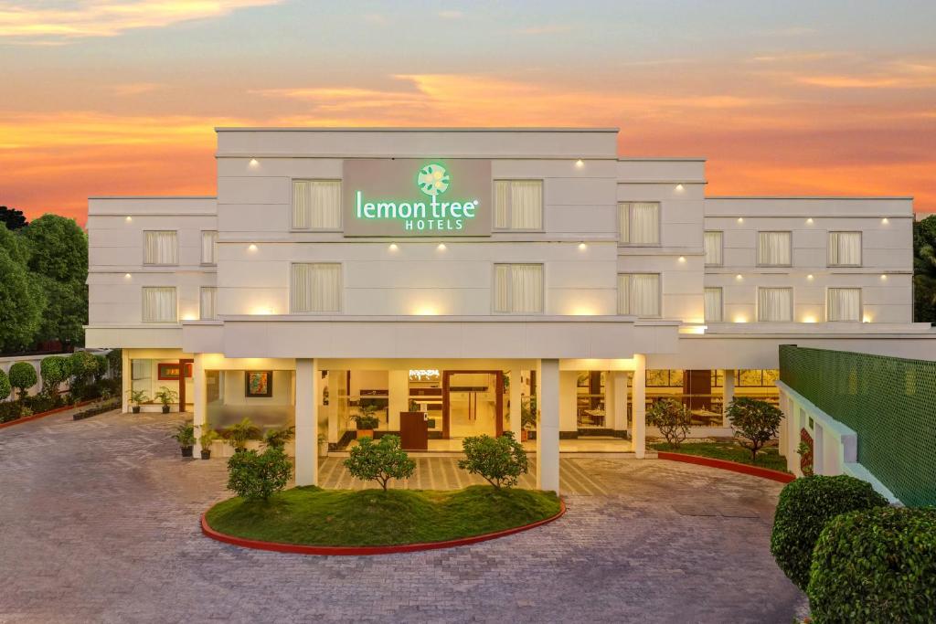 布莱尔港Lemon Tree Hotel, Port Blair的酒店前方的 ⁇ 染