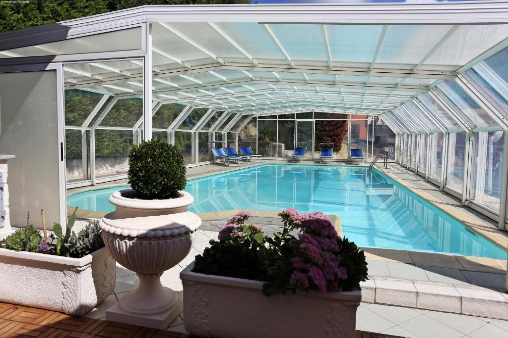 塔皮安诺阿斯托利亚酒店的一座带温室的建筑中的游泳池