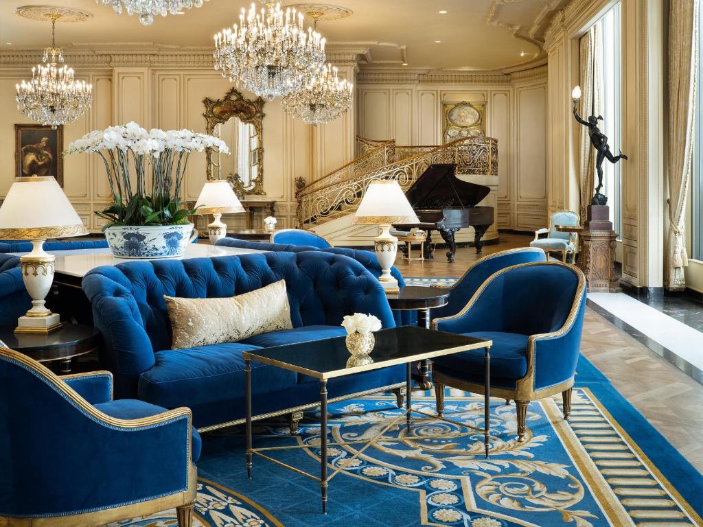 圣地亚哥韦斯特盖特酒店的客厅配有蓝色的沙发、椅子和钢琴