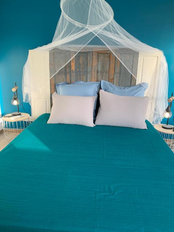 菲加里Casa Rosalinda的一间卧室配有一张带天蓬的蓝色床