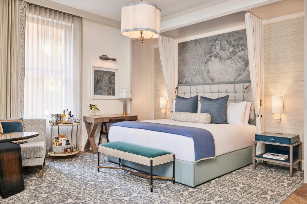 纽约The Wall Street Hotel New York City的一间卧室设有一张床和一间客厅。
