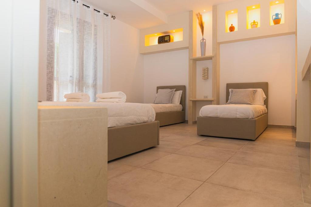 Sogliano CavourVilla Padula的客房设有两张床和窗户。